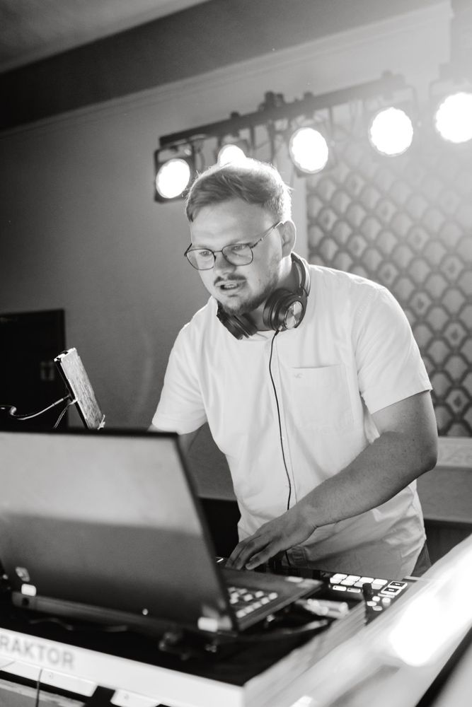 Leon legt konzentriert am Controller auf, Schwarzweißfoto